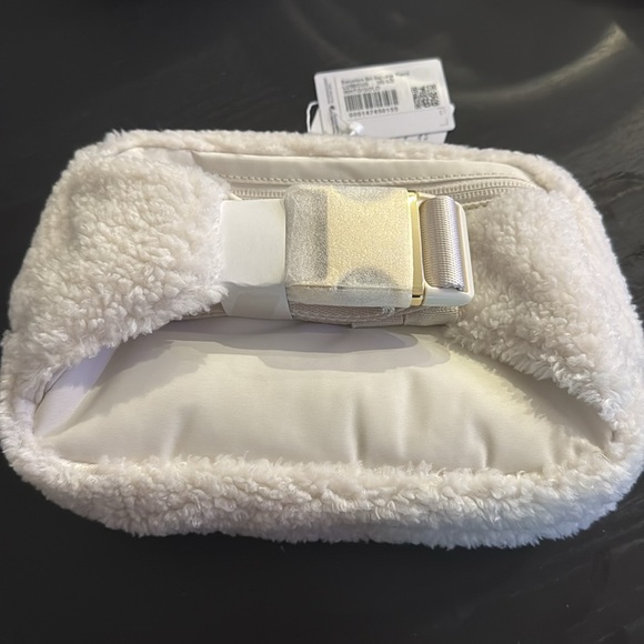 HP 12/26/24 NWT Lululemon Fleece Everywhere Belt Bag 2L in White Opal and Gold - Picture 8 of 10